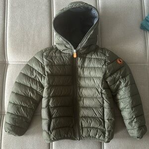 Ultra-light winter jacket for kids in great condition. Size 4